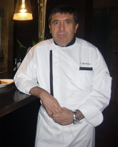 Juan Moreno en la barra de su restaurante